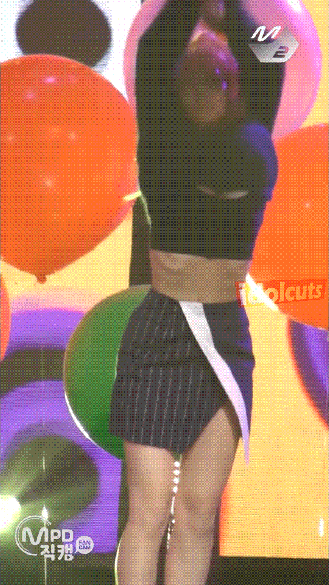 TWICE Momo TT 慢动作 GIF 起跳 上衣弹开 胸线 黑内衣边缘 险露