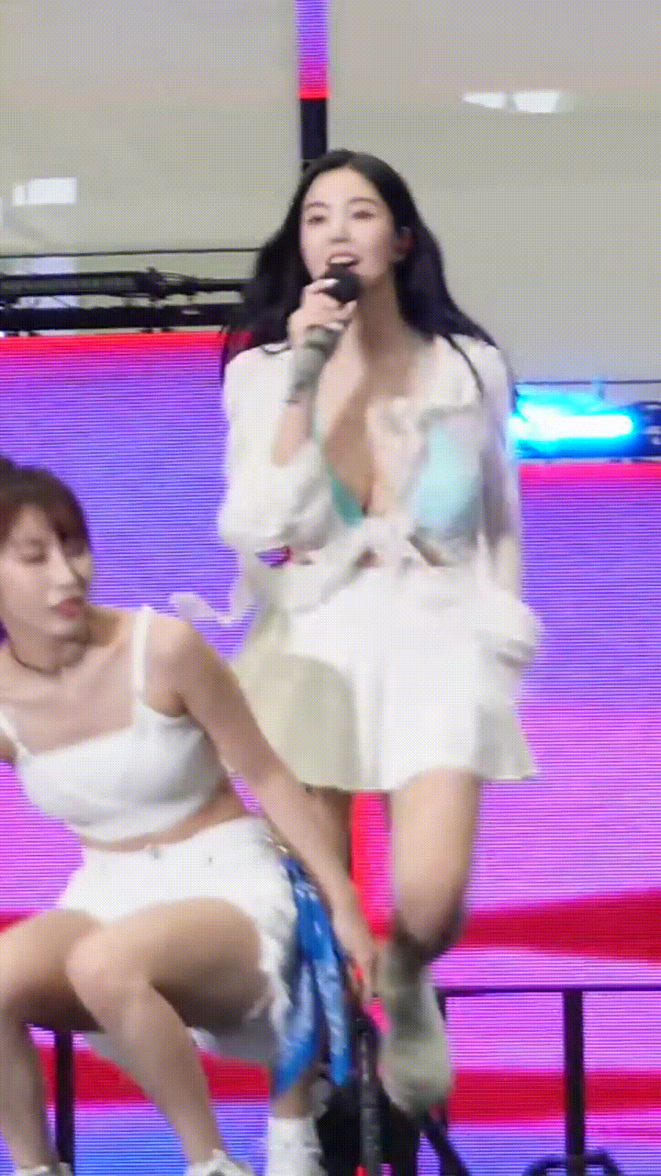 权恩妃 GIF 水弹 正面 挺胸 展示 爆乳 肉感 湿身 动态