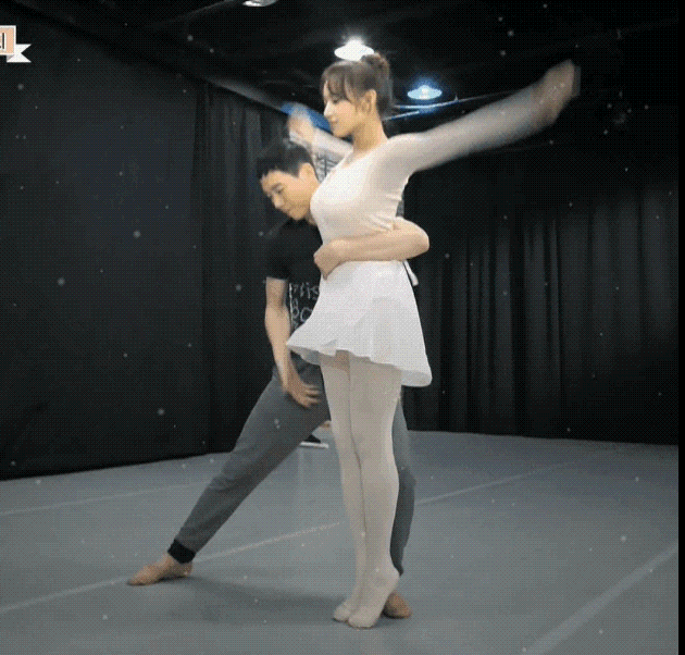 程潇 GIF 芭蕾 双人舞 下腰 劈叉 紧身衣 裆部 骆驼趾 慢动作