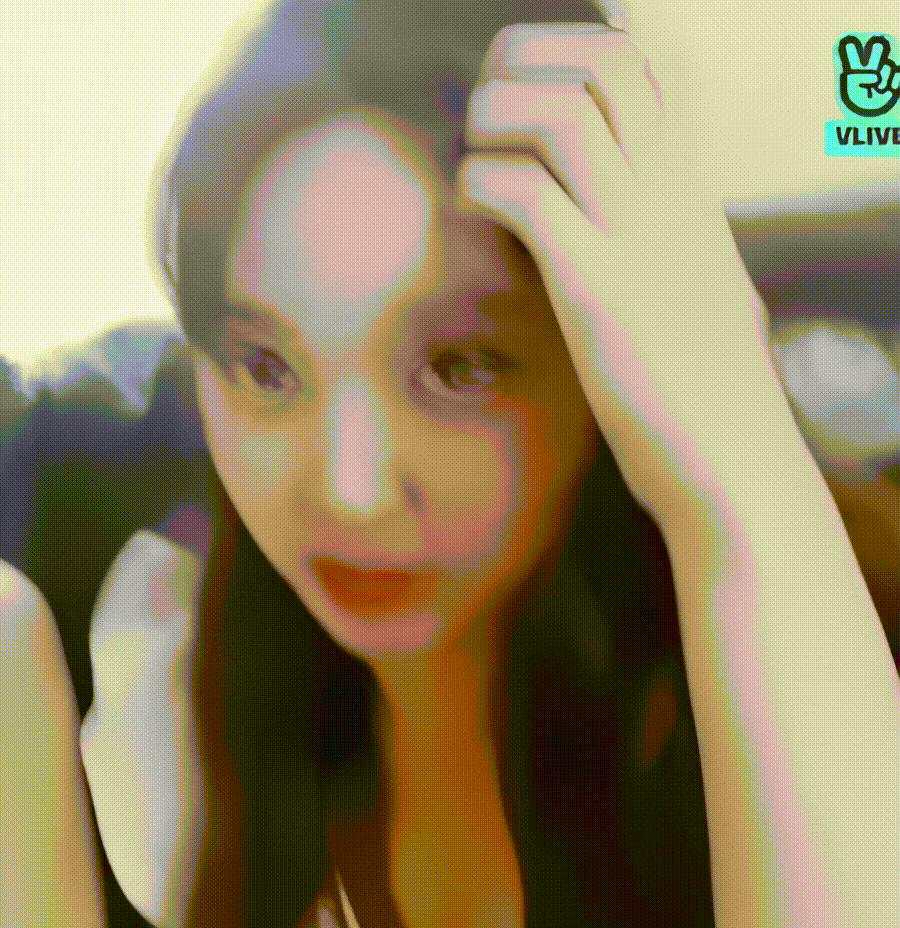 重温 TWICE 王牌成员林娜琏的经典直播时刻！本文独家收录了娜琏身穿白色深V上衣的多个超清切片与慢动作 GIF。近距离感受“兔牙精灵”的致命魅力、诱人锁骨与完美身材曲线，尽在 idolcuts.com