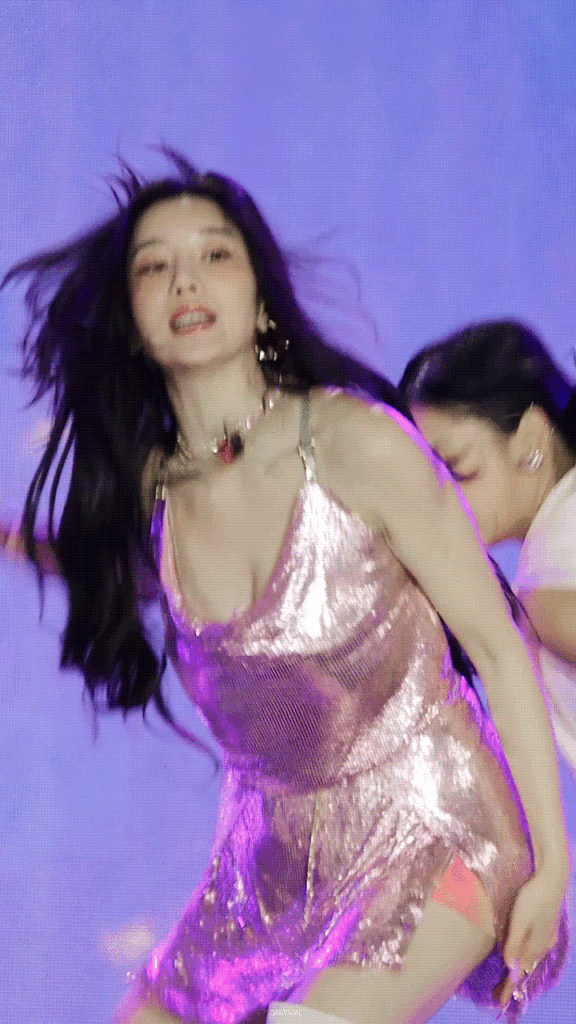 权恩妃 GIF 舞台 热舞 胸部晃动 深V挤压 乳沟 动态 诱惑