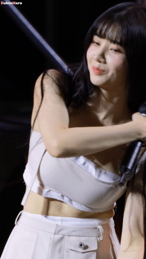 权恩妃 GIF 舞台 正面 肩带滑落 爆乳 溢出 肉感 动态