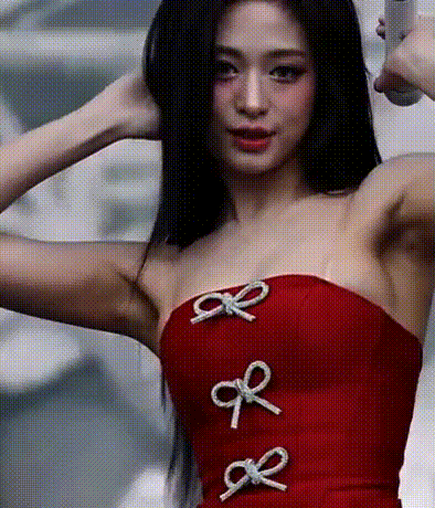 Ahyeon GIF 正面 红色抹胸 爆满胸部 乳沟挤压 布料绷紧 慢动作